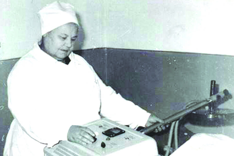 Л.В. Зайкова – первая медсестра физиотерапевтического кабинета