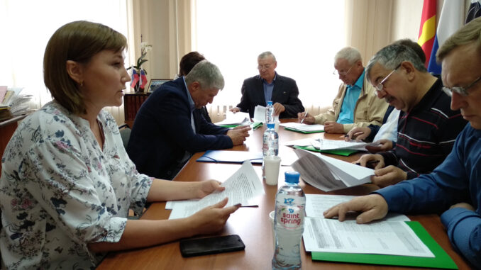 Комиссию по бюджету ведет её председатель Владислав Викторович Широков (в центре)