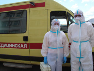 Медсестра Светлана Щердакова и водитель Андрей Глухих готовы к выезду для забора анализов и отслеживания самочувствия пациентов с подозрением на коронавирус