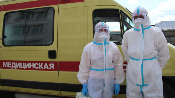 Медсестра Светлана Щердакова и водитель Андрей Глухих готовы к выезду для забора анализов и отслеживания самочувствия пациентов с подозрением на коронавирус