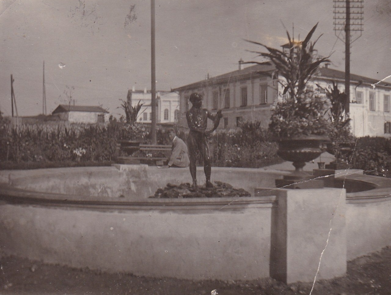 Фонтан 'Пионер с рыбой ' (автор - Н.Н. Горский) у бывшего заводоуправления. Фото 1930-х гг.