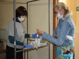 При входе на участок в ДШИ, участники голосования обрабатывали руки антисептиком, надевали перчатки и маску