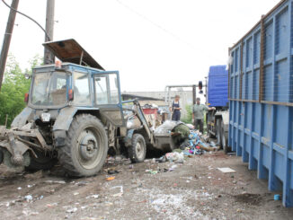 Идет уборка территории контейнерной площадки на улице Ретнева в Каслях