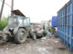 Идет уборка территории контейнерной площадки на улице Ретнева в Каслях