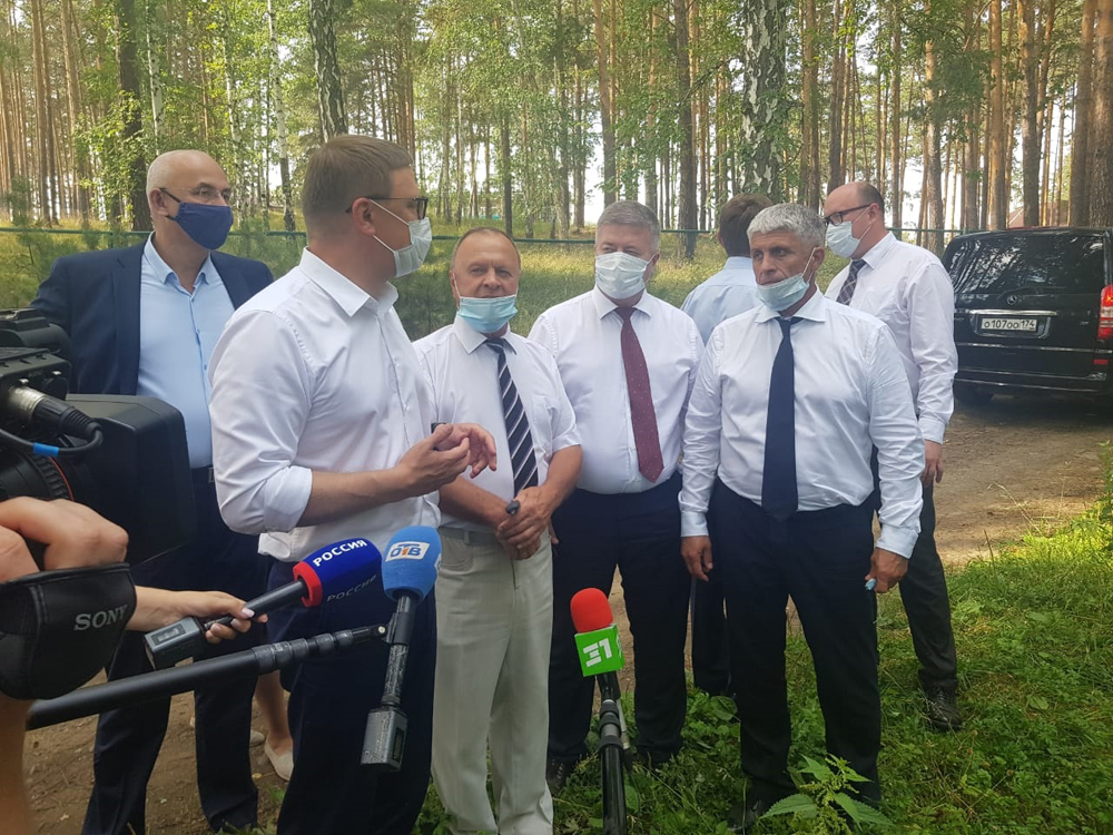 В Вишневогорске местные власти показали губернатору площадку, на которой  планируется построить новую школу