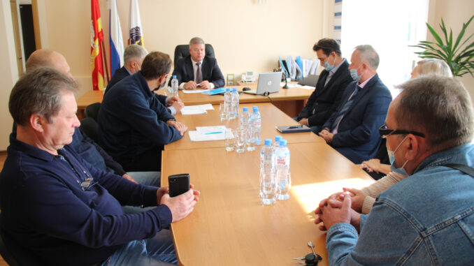 Станислав Иванович Мошаров, заместитель губернатора, (на фото в центре) беседует с городскими депутатами