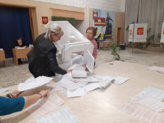 Члены участковой избирательной комиссии №934 приступают к процедуре подсчета голосов избирателей