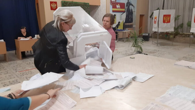 Члены участковой избирательной комиссии №934 приступают к процедуре подсчета голосов избирателей