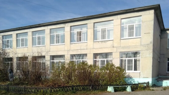 Здание Булзинской сельской школы засияло новыми окнами