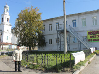 Сергей Федорович Конюхов рассказывает, что в здании бывшей швейной фабрики в 50-60-х годах располагались отделы эвакуированного Харьковского завода