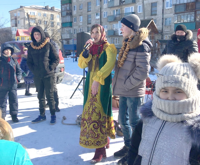 Челябинск достоин. Масленица в городах России. Масленица Троицк Челябинская область 2021. Городской двор зимой. Город Артем зимой.